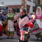 Eine Grönländerin tanzt mit Italienerinnen