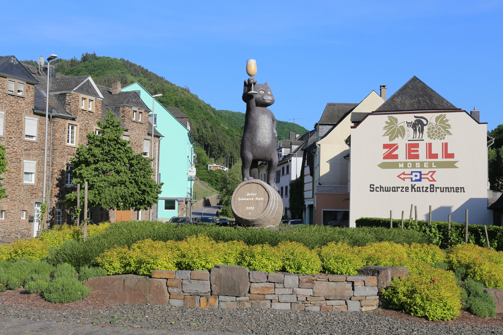 Eine große Zeller schwarze Katz kann hier in Zell an der Mosel umfahren werden