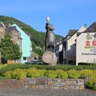 Eine große Zeller schwarze Katz kann hier in Zell an der Mosel umfahren werden