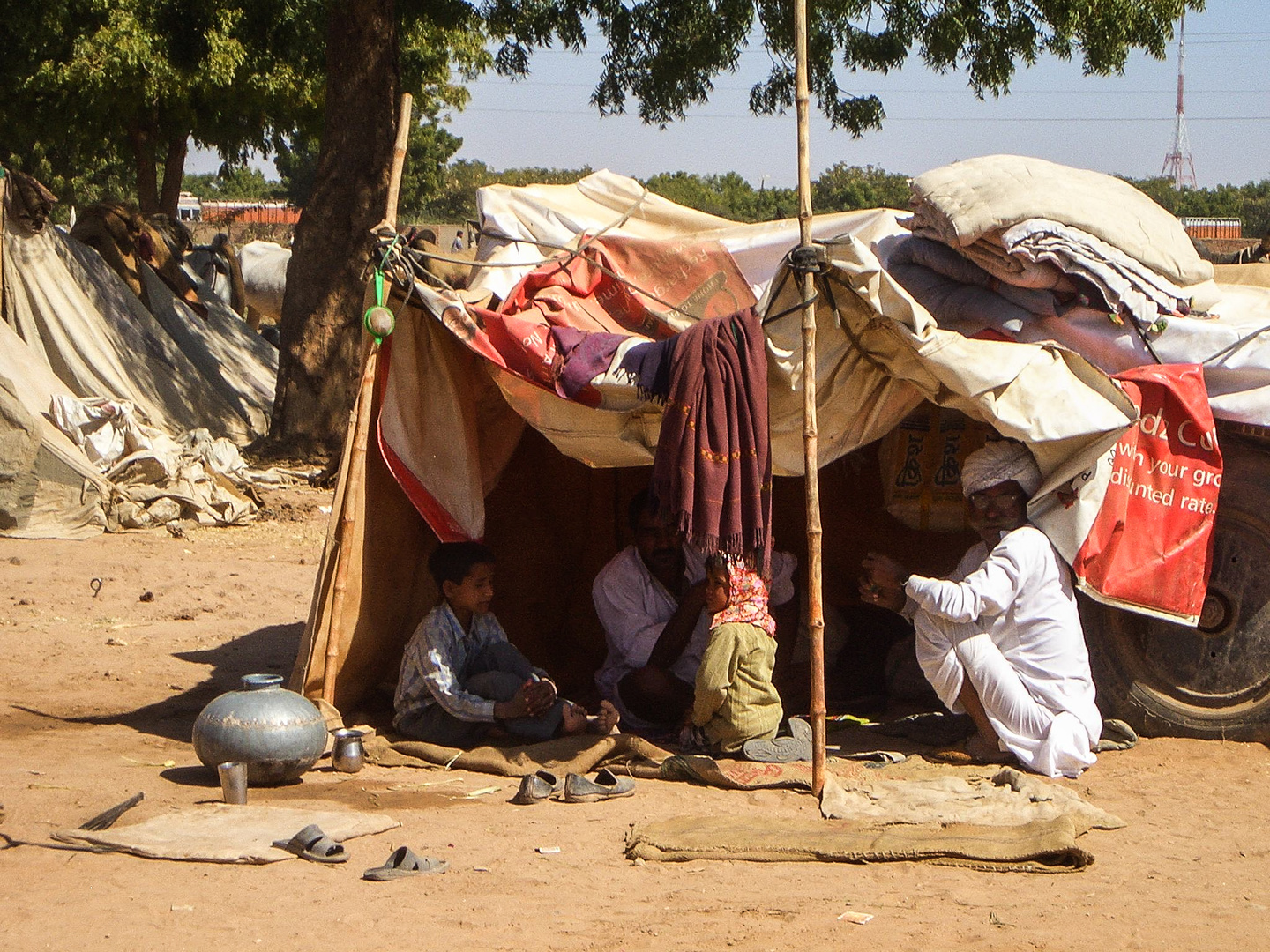 Eine Händlerfamilie im Schatten, Tiermarkt nahe Jaisalmer