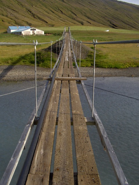 Eine Hängebrücke in Island