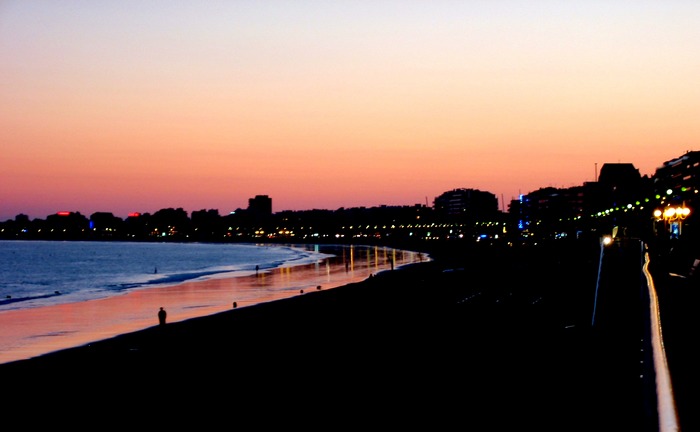 eine hässliche Strandpromenade verändert von der Tageszeit