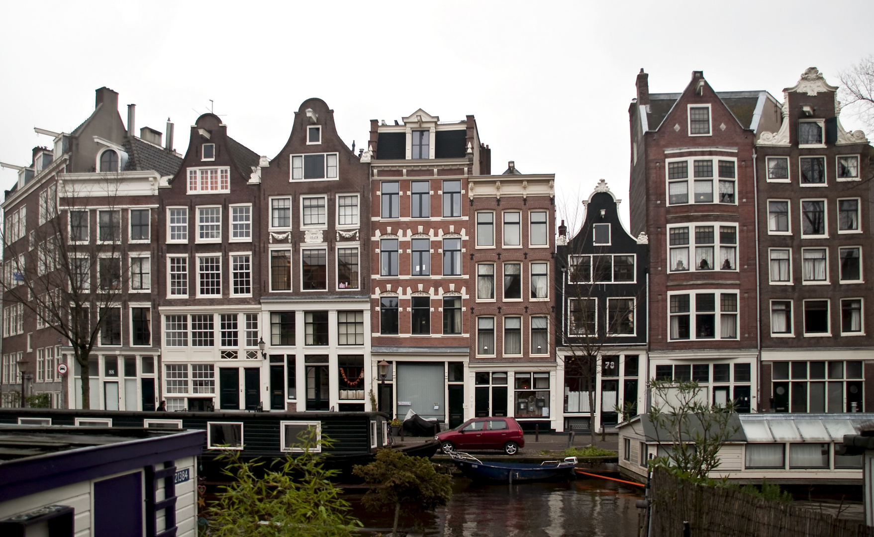 Eine Häuserfront in Amsterdam