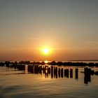 eine Hafeneinfahrt am großen Jasmunder Bodden mit beginnenden Sonnenuntergang