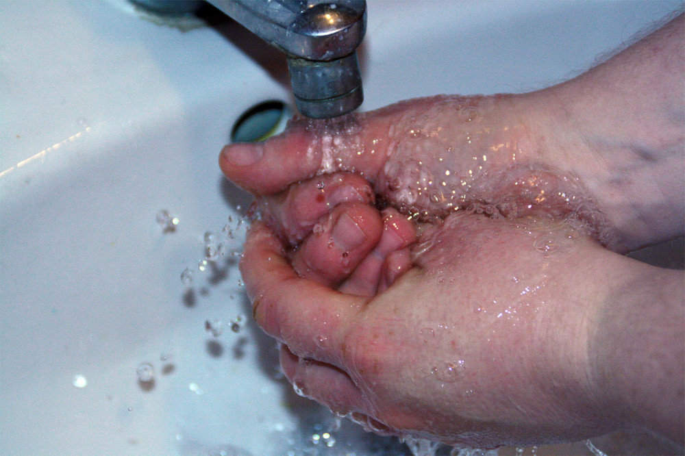 Eine Hand wäscht die Andere