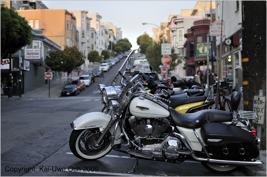 Eine Harley in den Strassen von San Francisco