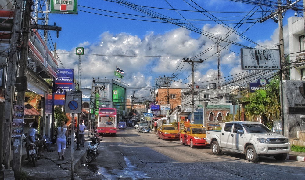 Eine Hauptstrasse auf Ko Samui