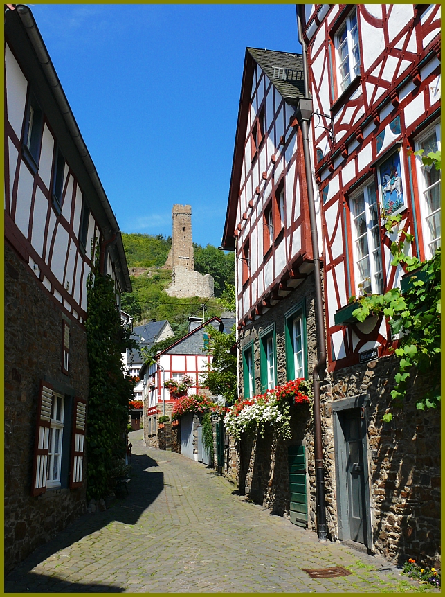 Eine "Hauptstrasse" in Monreal/Eifel