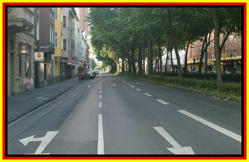 Eine Hauptverkehrsstrasse in Köln/Elfmeterschießen