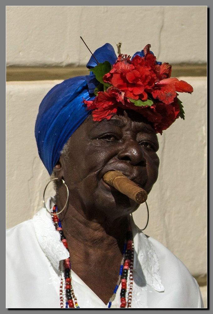 Eine Havanna rauchen