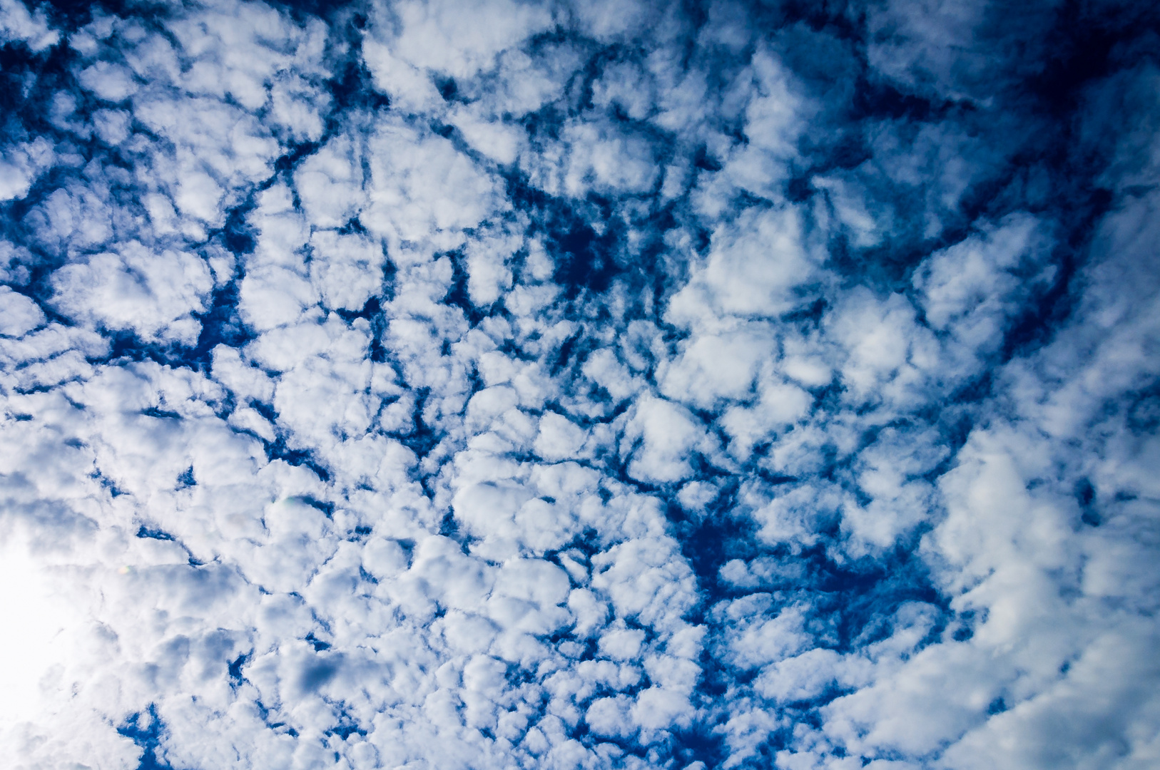 Eine Herde Schäfchenwolken