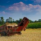 Eine Heupresse auf dem Feld vergessen