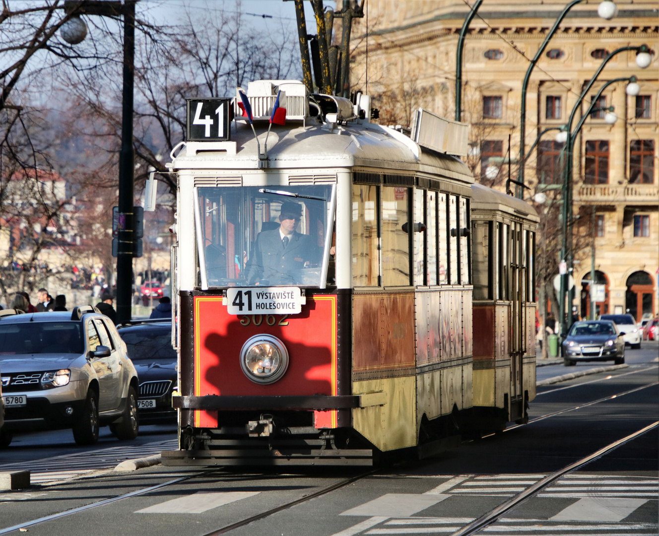 Eine historische  Straßenbahn.