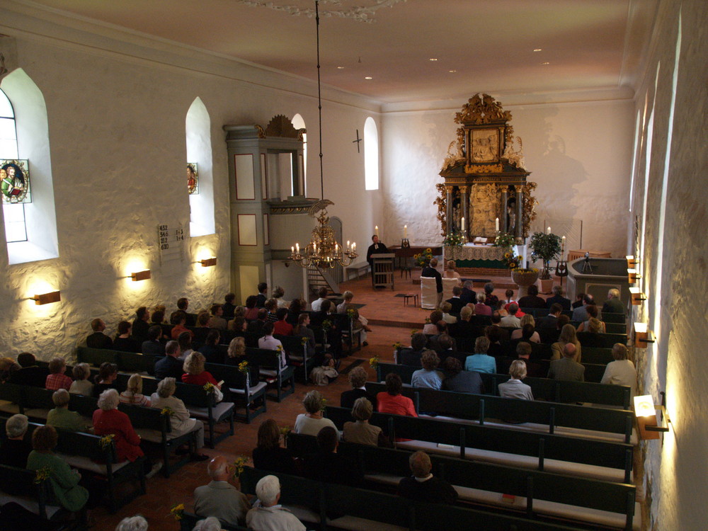 Eine Hochzeit in der Flemhuder Feldsteinkirche.