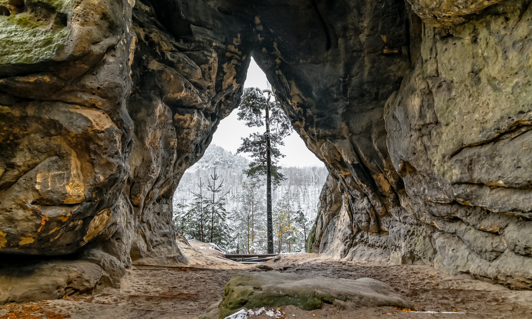 ***       eine höhle mit.........       ***