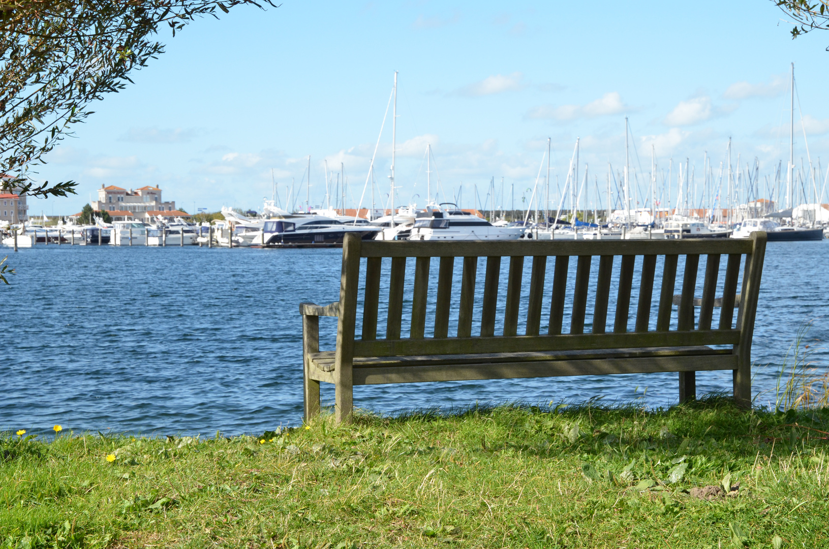 Eine hölzerne Hafen Bank