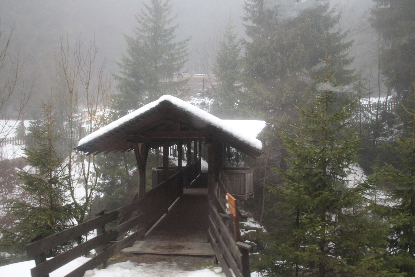 Eine Holzbrücke in den Bergen