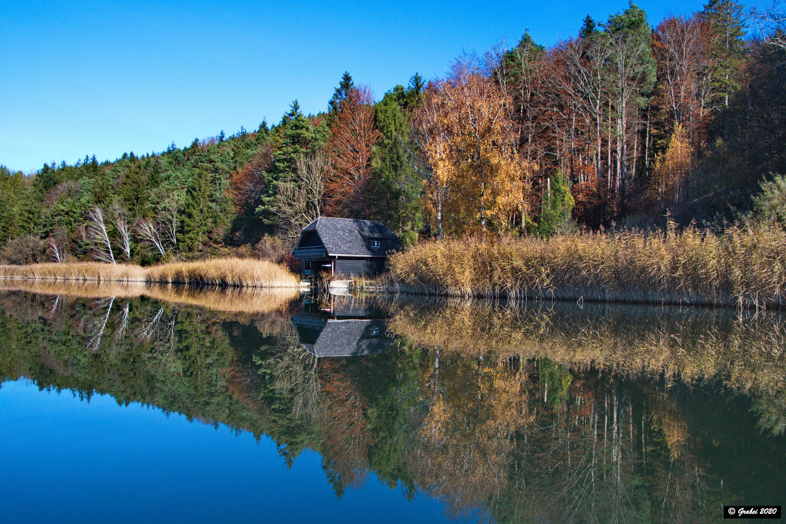 eine Hütte am See 