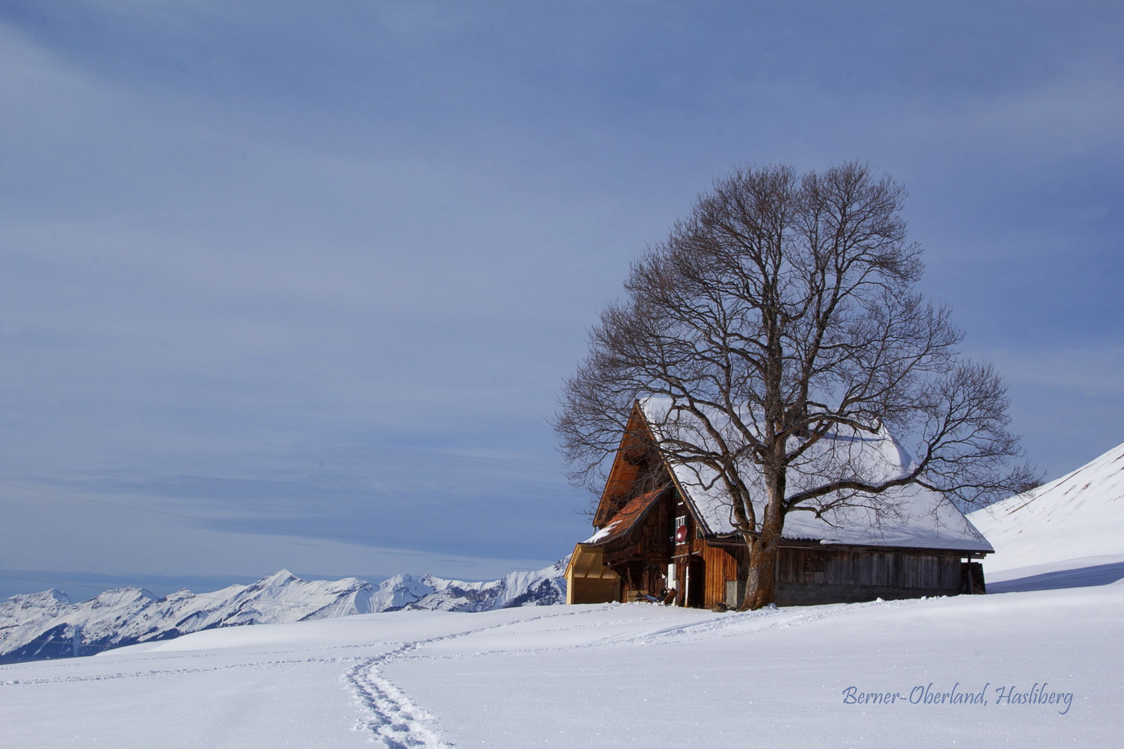 Eine Hütte in Berner-Oberland mit Blick auf Brienzer Rothorn u.a.