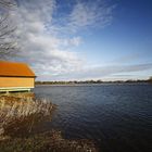 Eine Hütte steht auf Stelzen