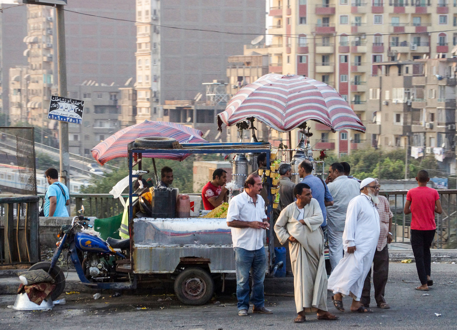 Eine Imbissbude an einer Schnellstraße in Kairo mit Bushaltestelle