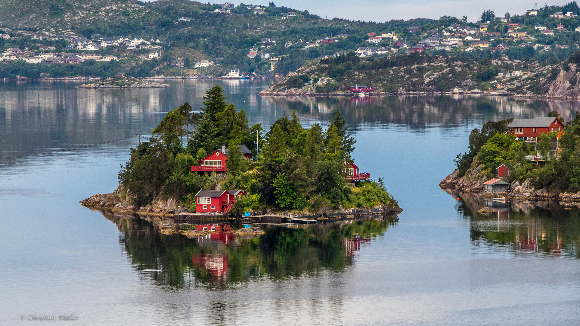 Eine Insel mit 2 Bergen (oben/ unten) in Bergen