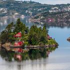 Eine Insel mit 2 Bergen (oben/ unten) in Bergen