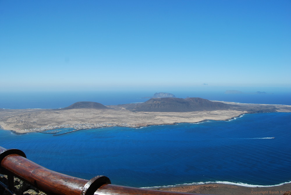 ******Eine Insel mit 2 Bergen und nem großen blauen Meer....******