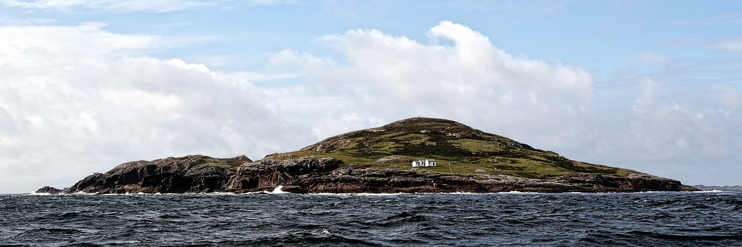 Eine Insel mit 3 Hütten