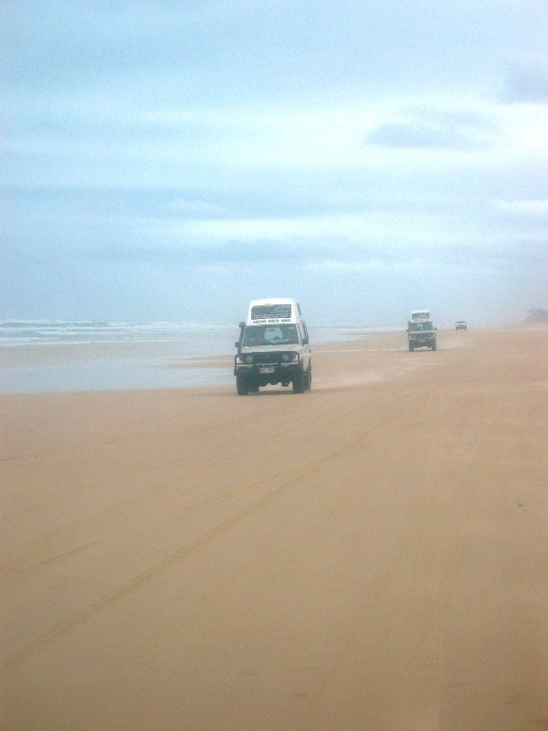 Eine Jeep fahrt am Strand von Fraser Island