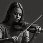 Eine junge Frau spielt Geige 