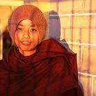 Eine junge Nonne während eines Meditationsjahres in Anisakan