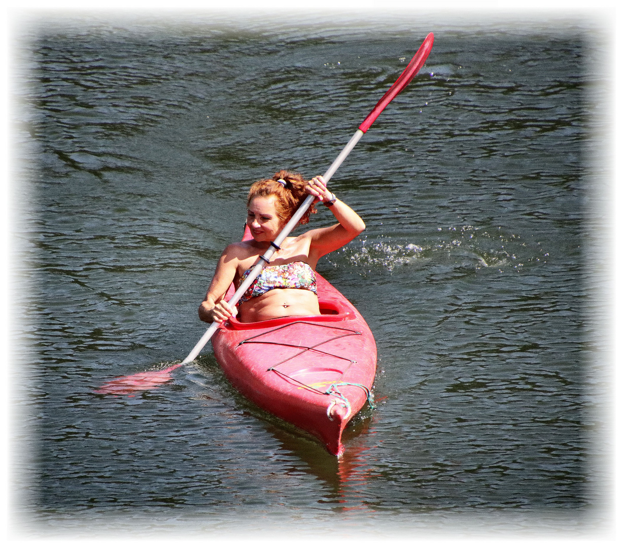 Eine Kajakfahrerin auf der Mosel....