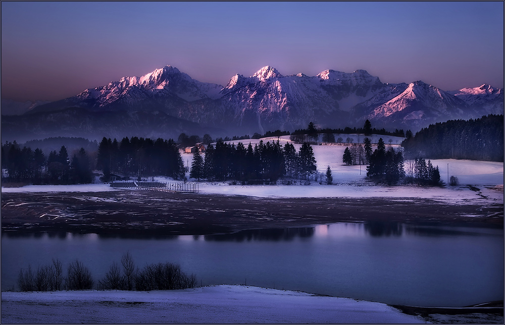 Eine kalte Winternacht neigt sich dem Ende zu.