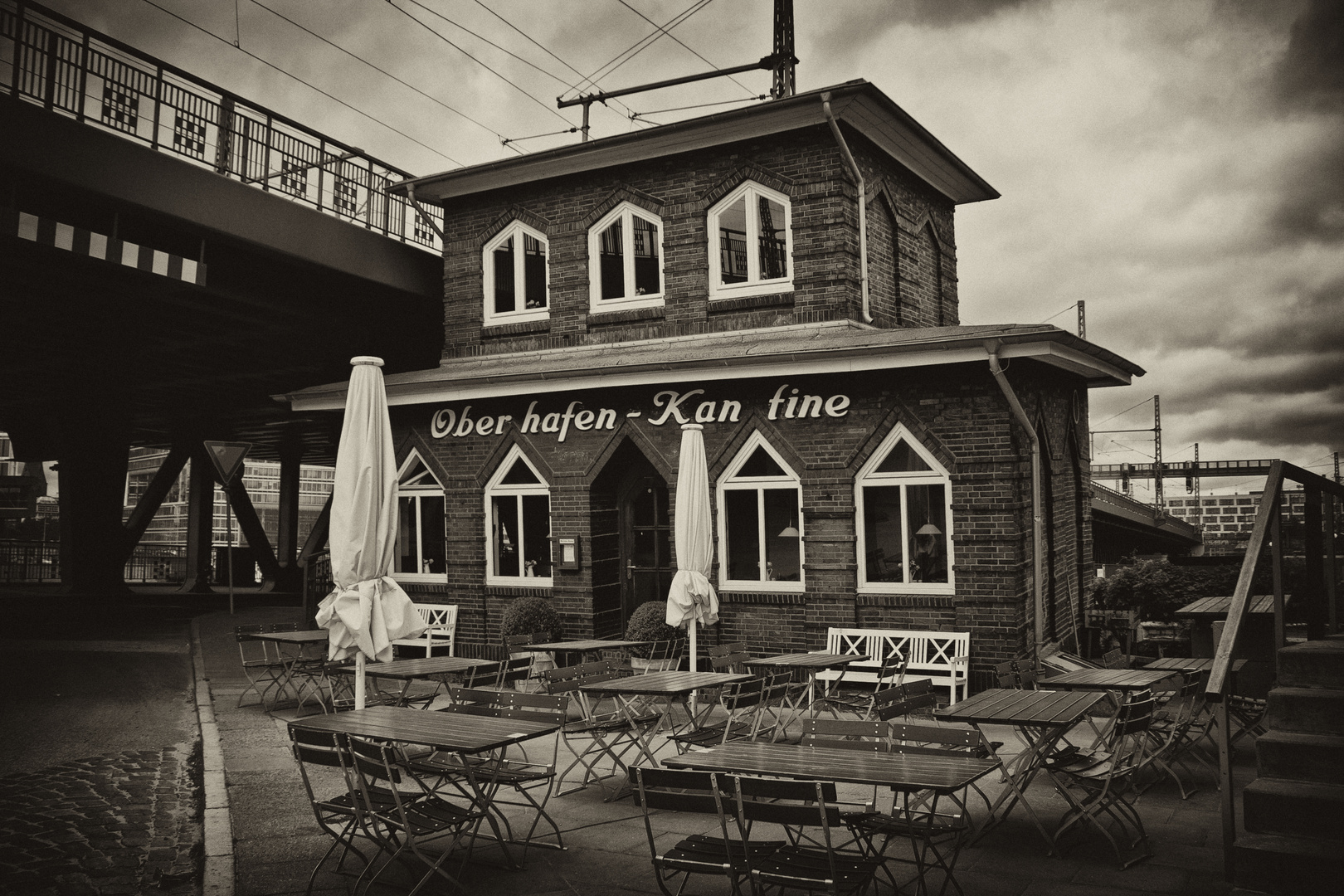 Eine Kantine wo man auch Draußen sitzen kann (oder muss????)