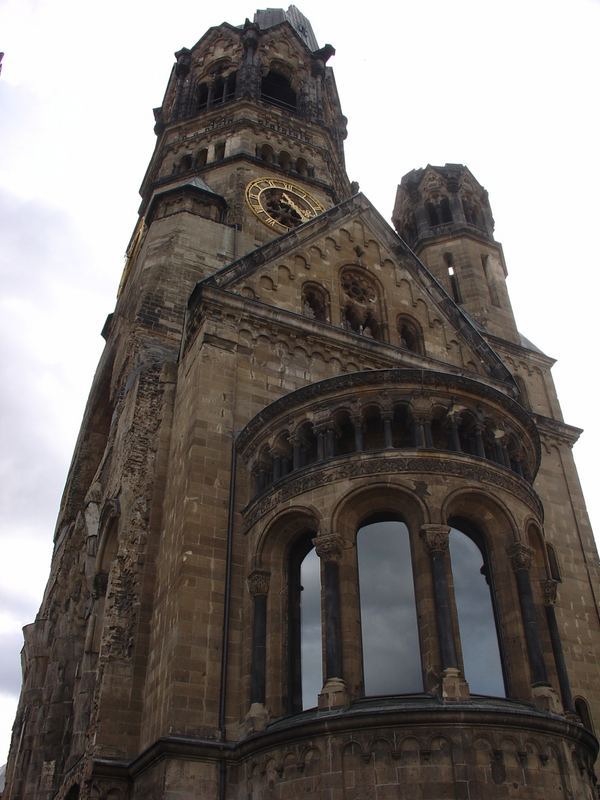 Eine kaputte Kirche...ich glaub in Berlin ;)