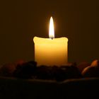 eine Kerze im Advent