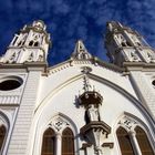 Eine Kirche berührt den Himmel