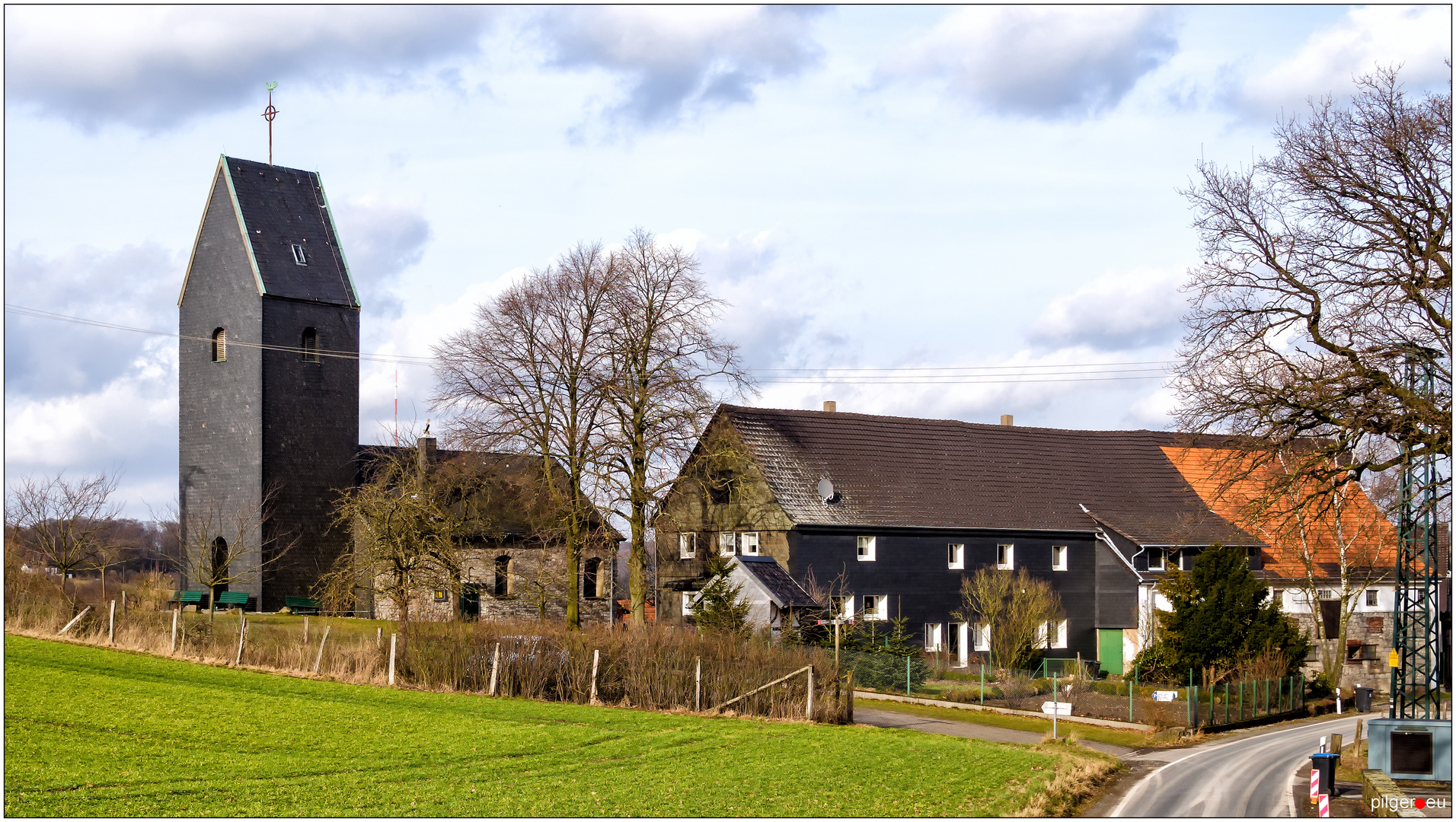 Eine Kirche, drei Häuser = Windrath