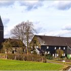 Eine Kirche, drei Häuser = Windrath