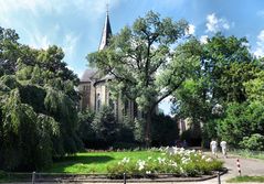 Eine Kirche im Grünen