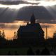 eine kirche wird aus dem dorf gefahren