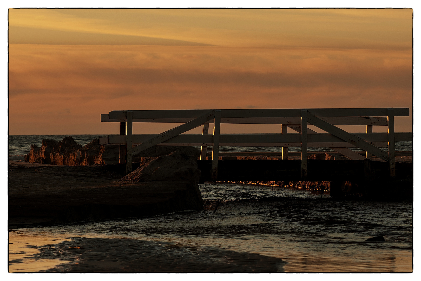 eine kleine Brücke im Land des Lichts