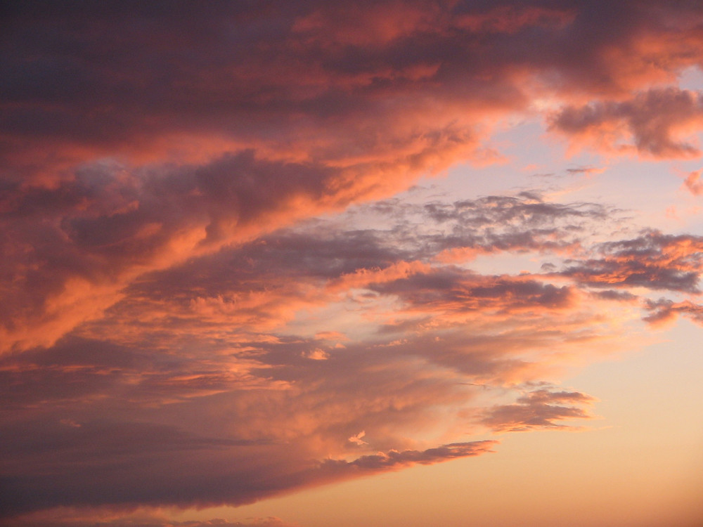 Eine kleine Fee zwischen den Wolken