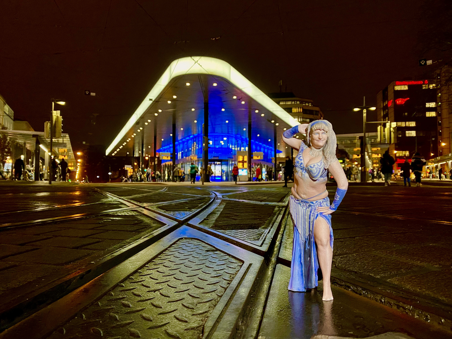 Eine kleine Figur auf dem Weg durch die große Welt in der Heimatstadt Augsburg 