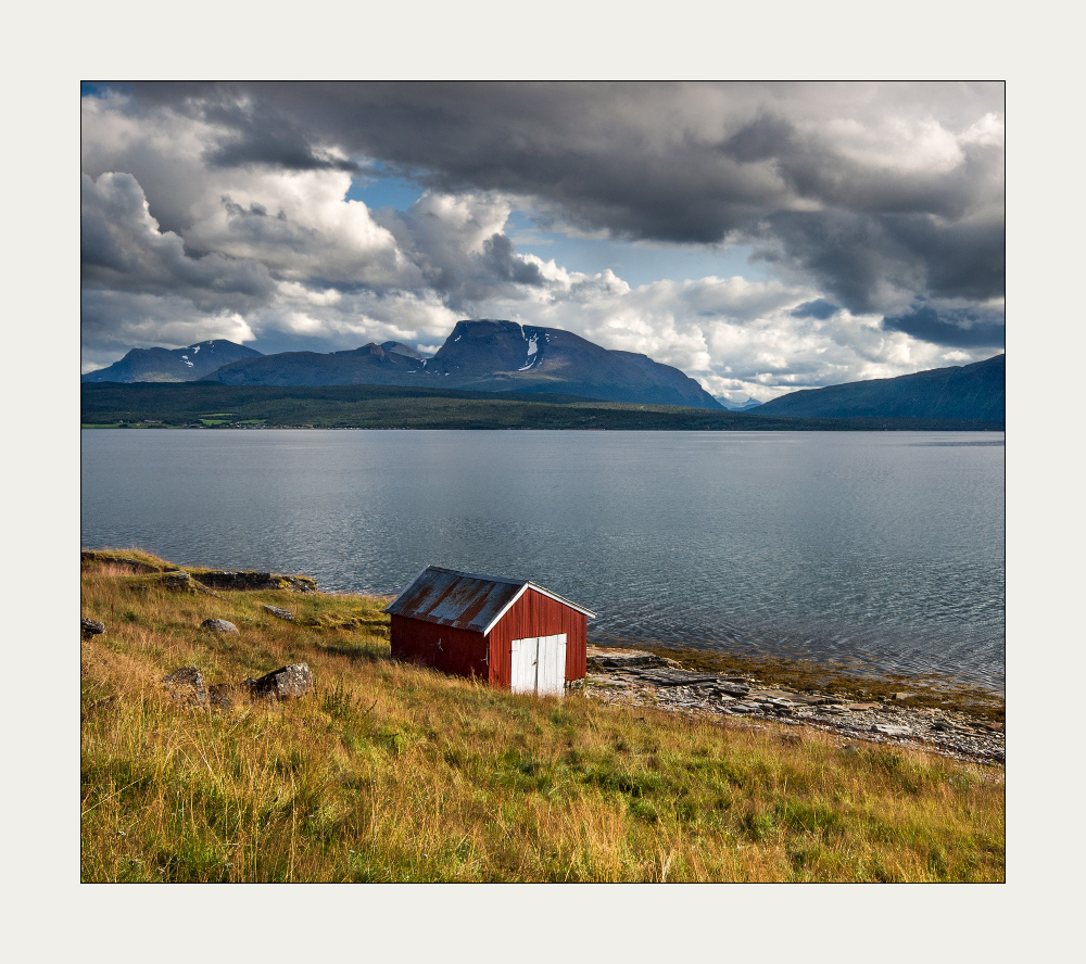 eine kleine Fischermanns Fjordhütte