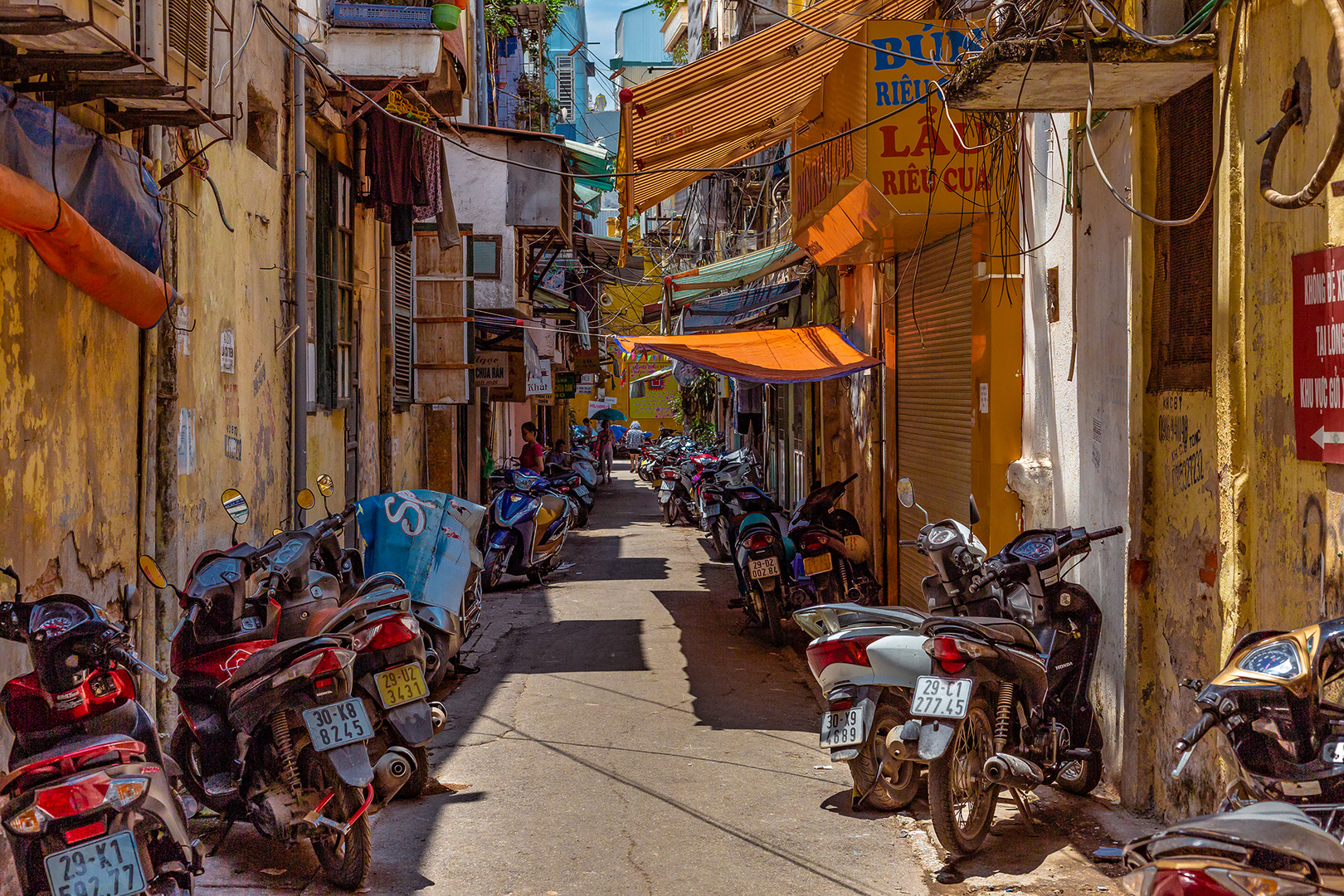 Eine kleine Gasse in Hanoi, Vietnam 