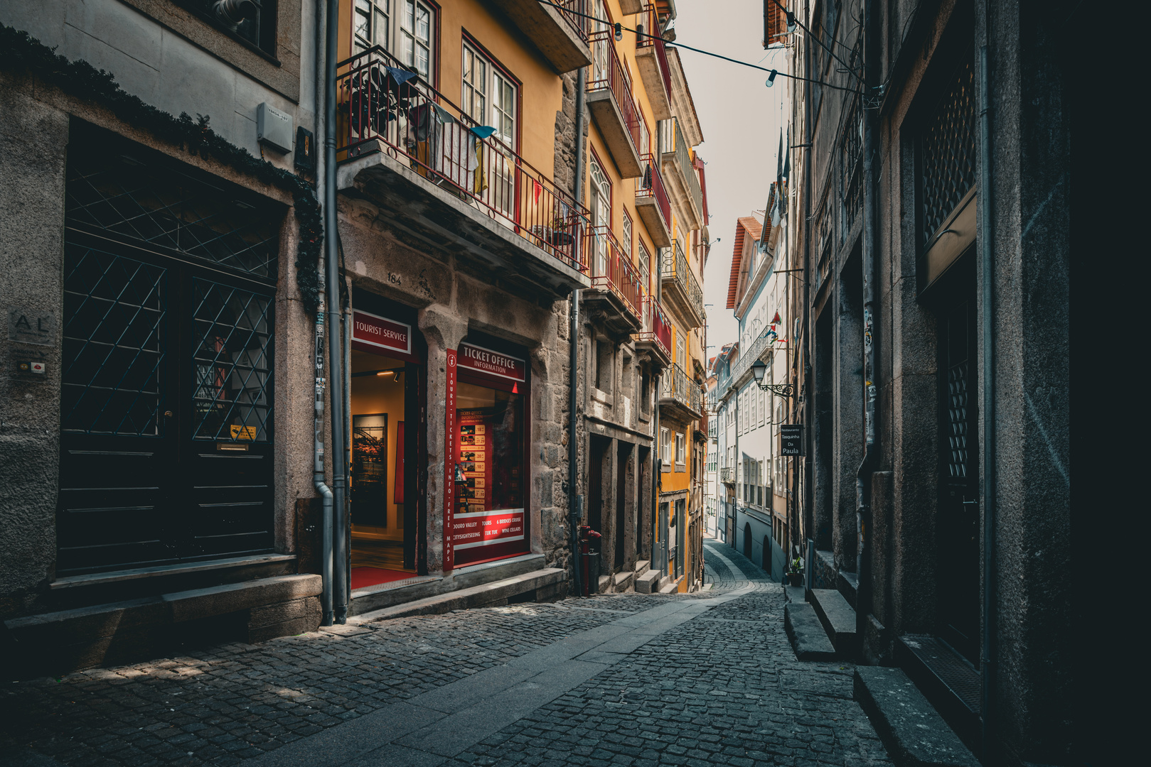 Eine kleine Gasse in Porto