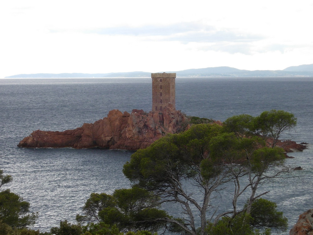 Eine kleine Insel mit Turm