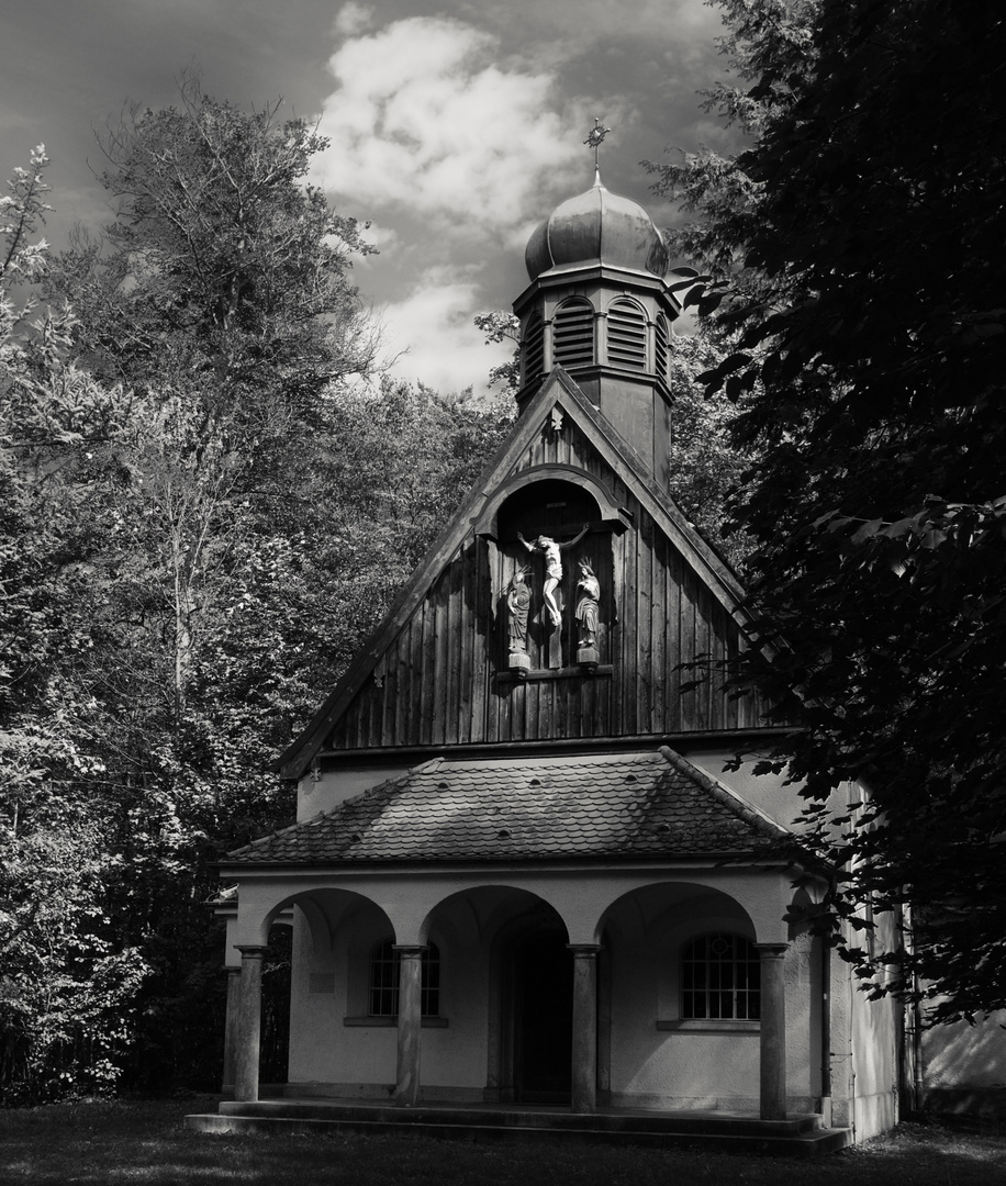 Eine kleine Kirche im Wald